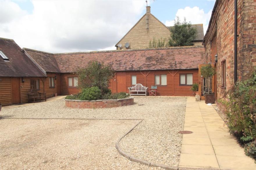 East Barn Cottage - sleeps 3 guests  in 2 bedrooms