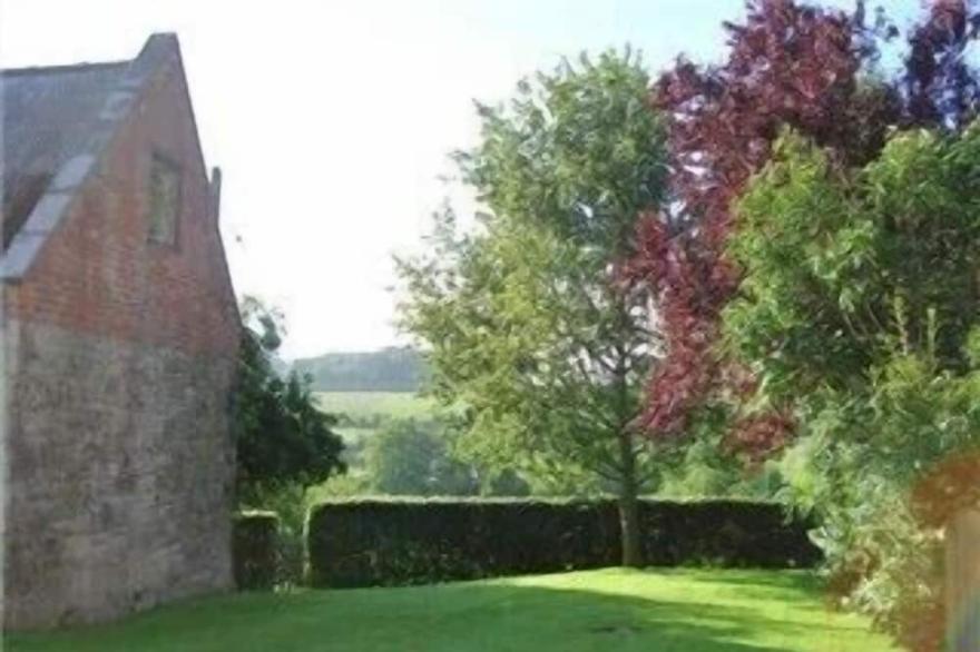 Delightful 18th Century Converted Stables In Quiet Location With Nearby Footpath