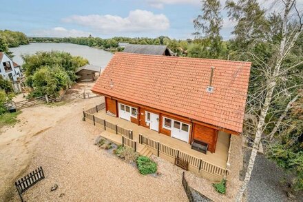 Stunning log cabin with a pool table for hire in Norfolk, sleeps 8 ref 34045AL