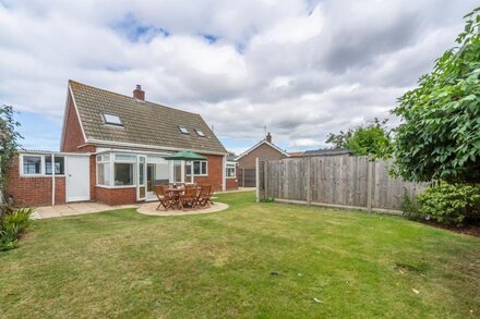 A spacious link detached chalet house situated in a quiet cul-de-sac.