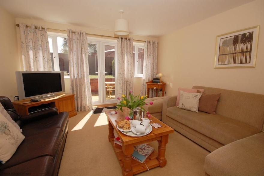 This attractive modern holiday home is an ideal place to come relax  & unwind throughout the year