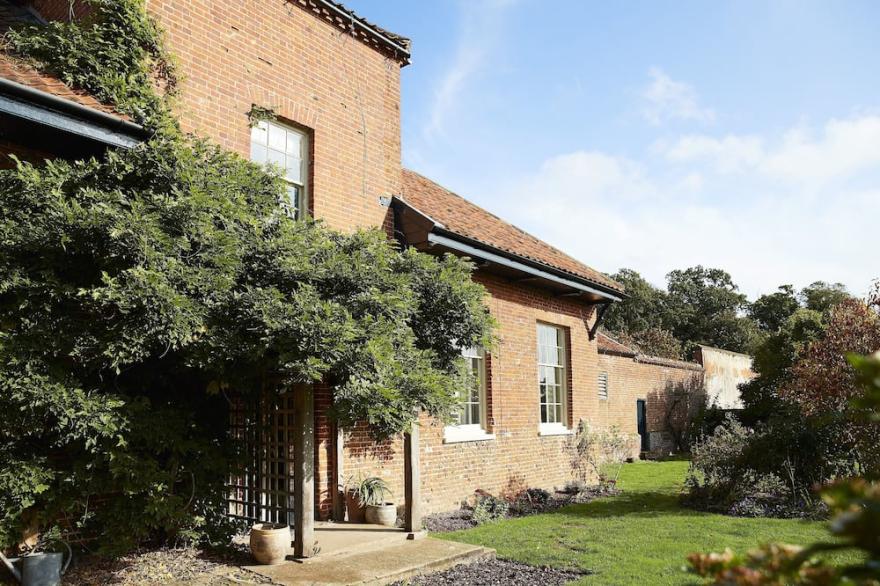 Beautifully restored throughout, this cottage provides a luxury holiday retreat.