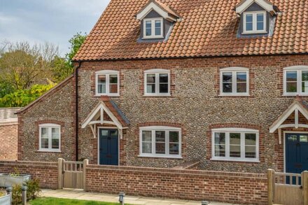 This pretty end of terrace coastal cottage has gorgeous sea views.