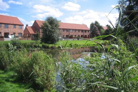 Peaceful lakeside cottage close to the Broads and beaches