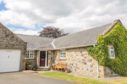 COQUET VIEW COTTAGE, pet friendly, with open fire in Rothbury