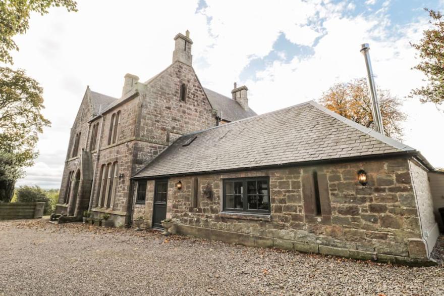 STABLE COTTAGE, Romantic, With Open Fire In Berwick-Upon-Tweed