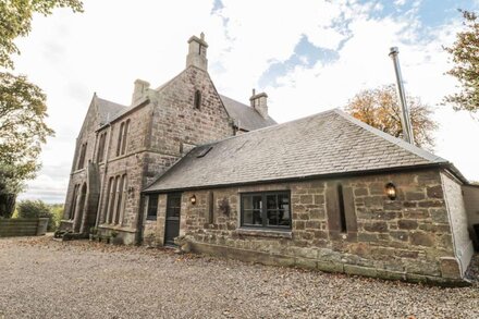 STABLE COTTAGE, romantic, with open fire in Berwick-Upon-Tweed