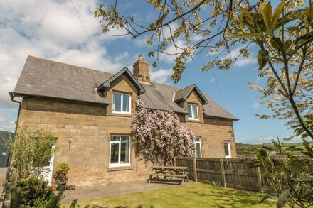 BAYTREE, pet friendly, character holiday cottage in Alnwick