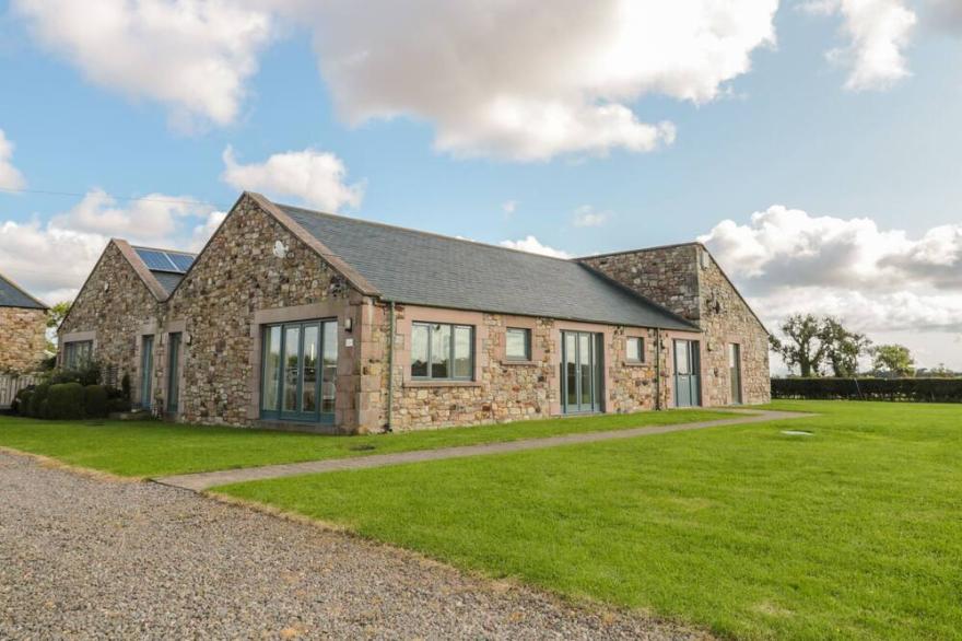 THE LONG BARN, Pet Friendly, With A Garden In Berwick-Upon-Tweed