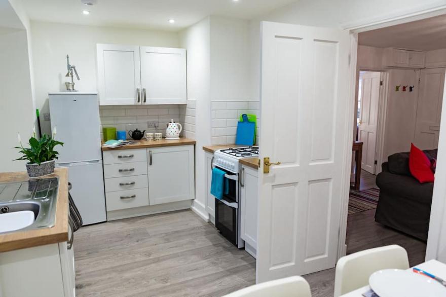 Gorgeous ground floor flat - cosy, with parking and a prefect St Davids base.
