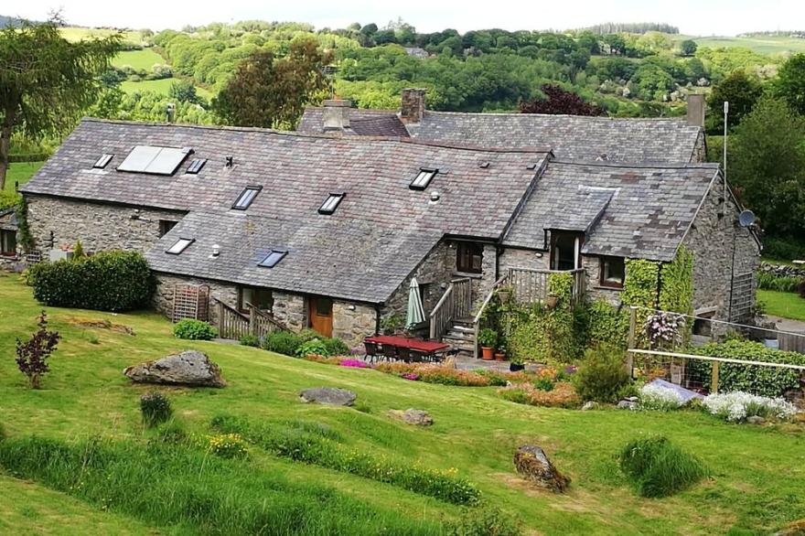 The Old Barn. 25mns Drive To Snowdonia National Park. 18thC Original Features