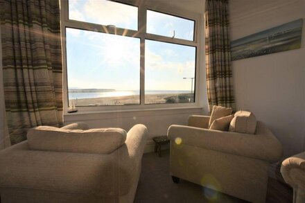 Wonderful 3 bedroom Apartment Sleeping 6 With Stunning Sea Views.