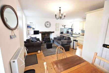 Delightful 2 Bedroom Cottage, just Off Village Square, sleeps 4,Pets Friendly