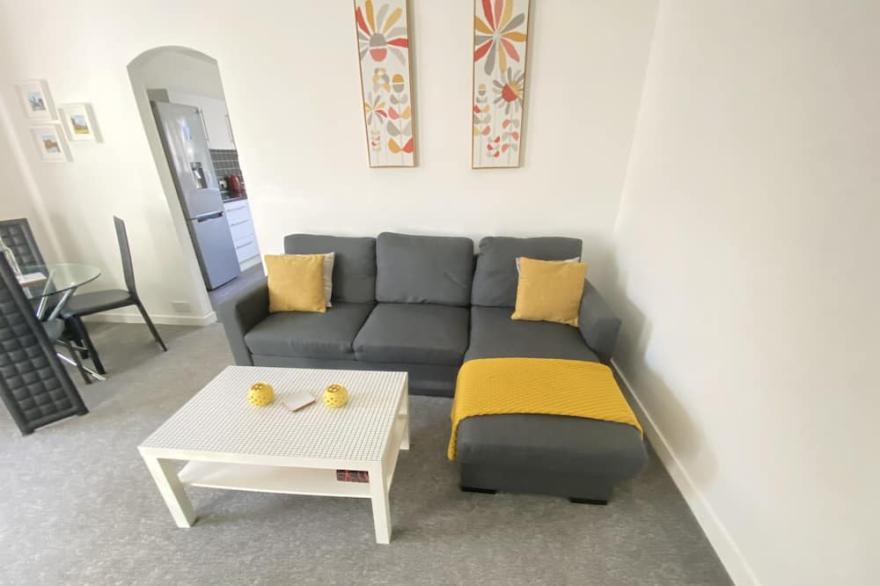 Lovely Modern 1 Bedroom Apartment - Sleeps Up To 4 Guests