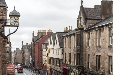 Sunny & spacious Royal Mile apt dating from 1677