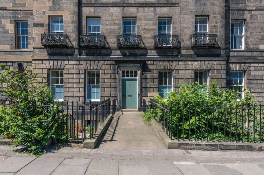 Gayfield Place Apartment- Sleeps 6 Guests