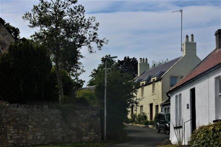 Kirkview Cottage pet friendly, sleeps 4 near St Andrews