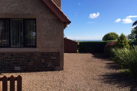 Templehall Cottage. Modern cottage with sea view