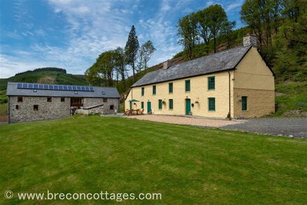 The Old Family Home - Yr Hen Aelwyd
